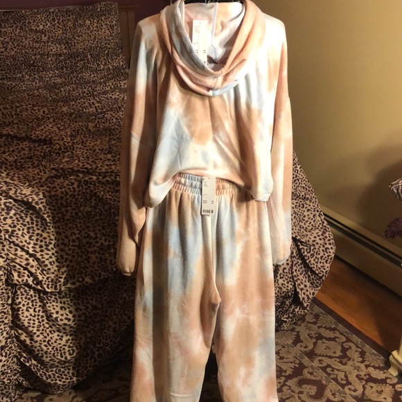 URBAN OUTFITTERS Tie-Dye Cropped Top Sweatsuit Set - Picture 7 of 12